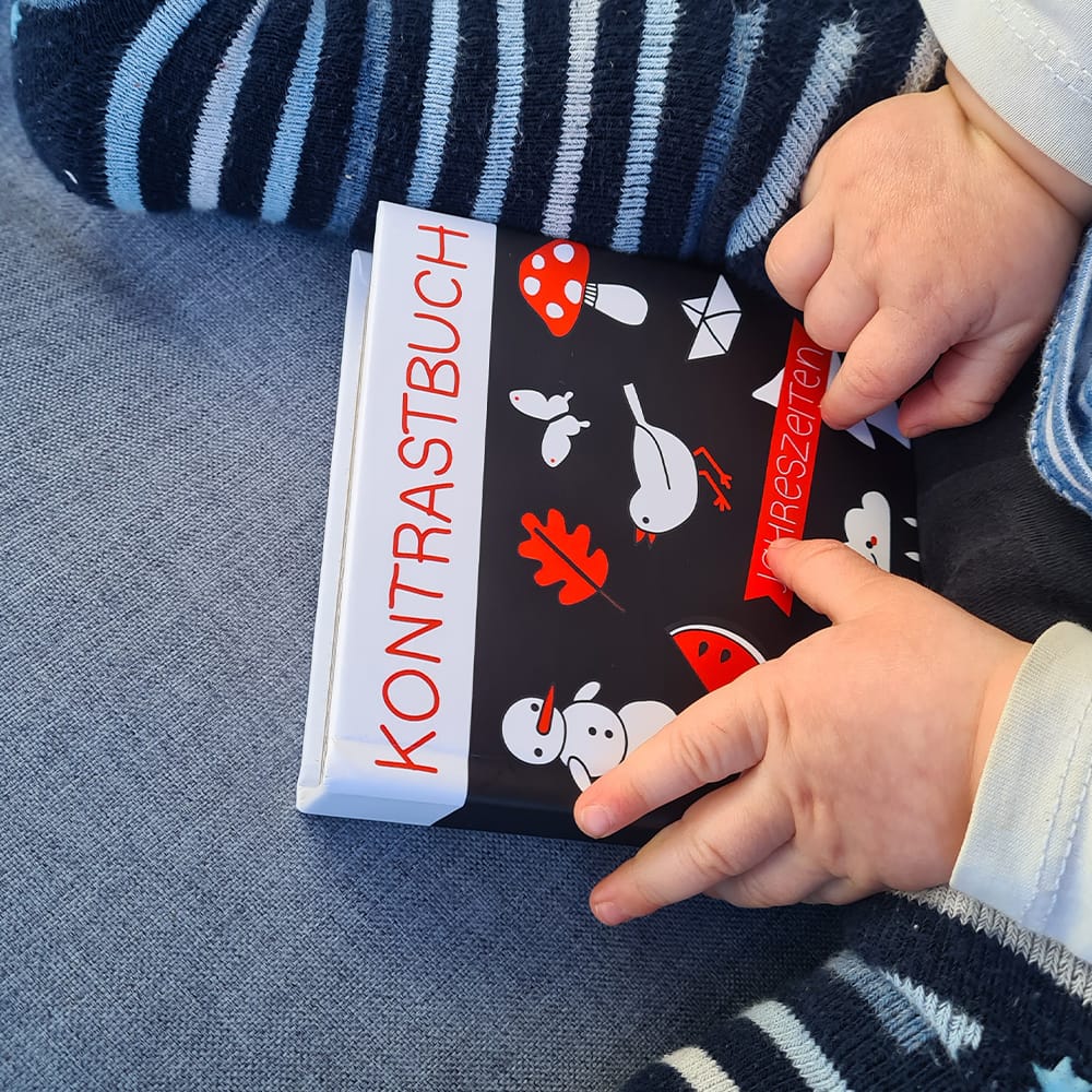 Kontrastbuch in Kinderhänden